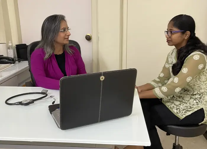 Dr. Bhavi Modi, clinical nutritionist in Matunga East, Mumbai, consulting a patient.